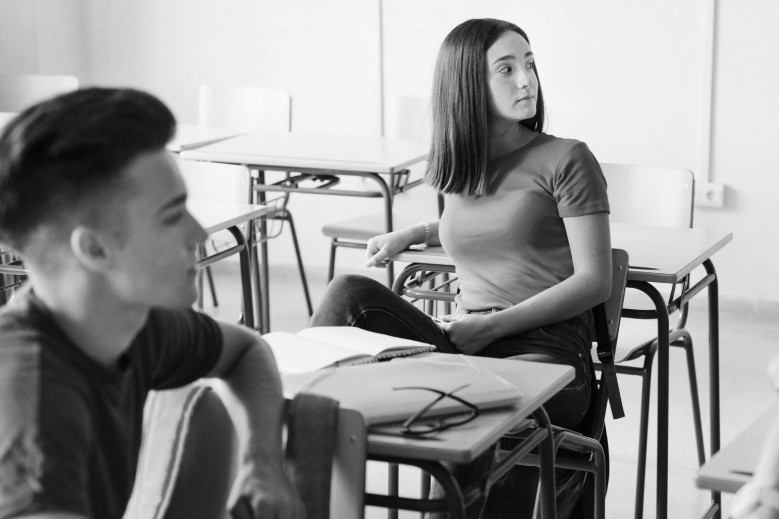 Análisis financiero con hojas de cálculo en oficina moderna